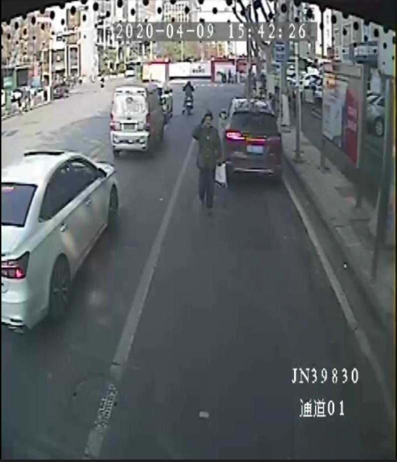 1586763383456568.png 老人第一次敬禮 .png