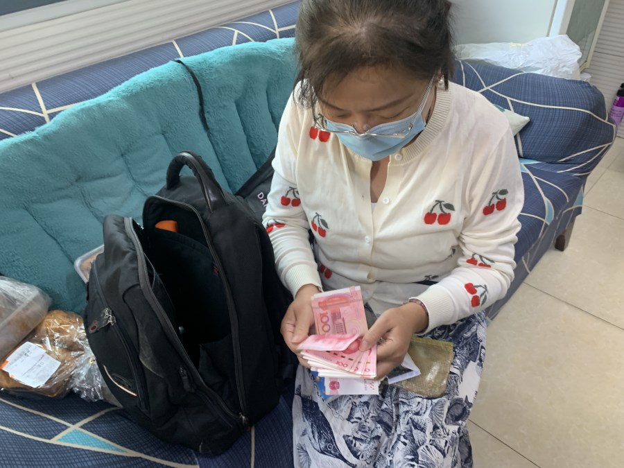 乘客大意落下錢包，公交司機拾金不昧如數(shù)歸還.jpg